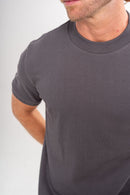 Camiseta Rich Textura Gola Média Chumbo - Linha Rich