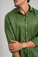 Conjunto Amalfi Camisa Verde e Calça Bege
