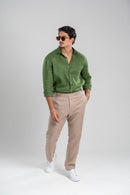 Conjunto Amalfi Camisa Verde e Calça Bege
